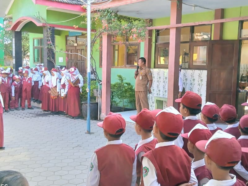 RUTINITAS UPACARA BENDERA HARI SENIN