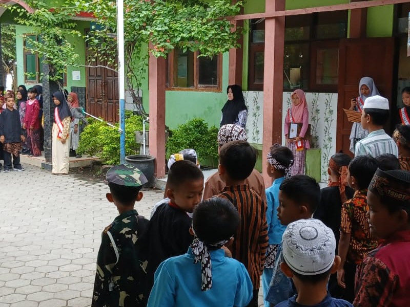 UPACARA MEMPERINGATI HARI PAHLAWAN
